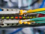 Cosa ta el diferencia entre multimode fiber y fiber de solo modo.
